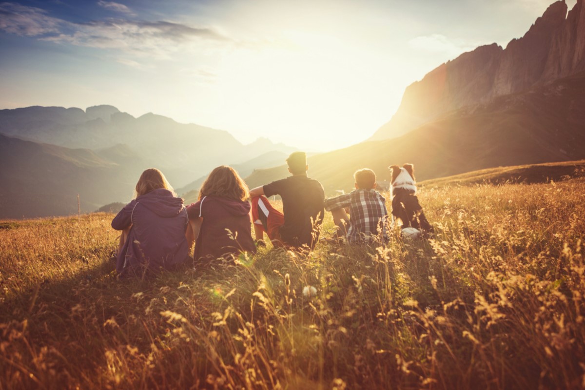 People sitting in the evening-sun-on-a-hill